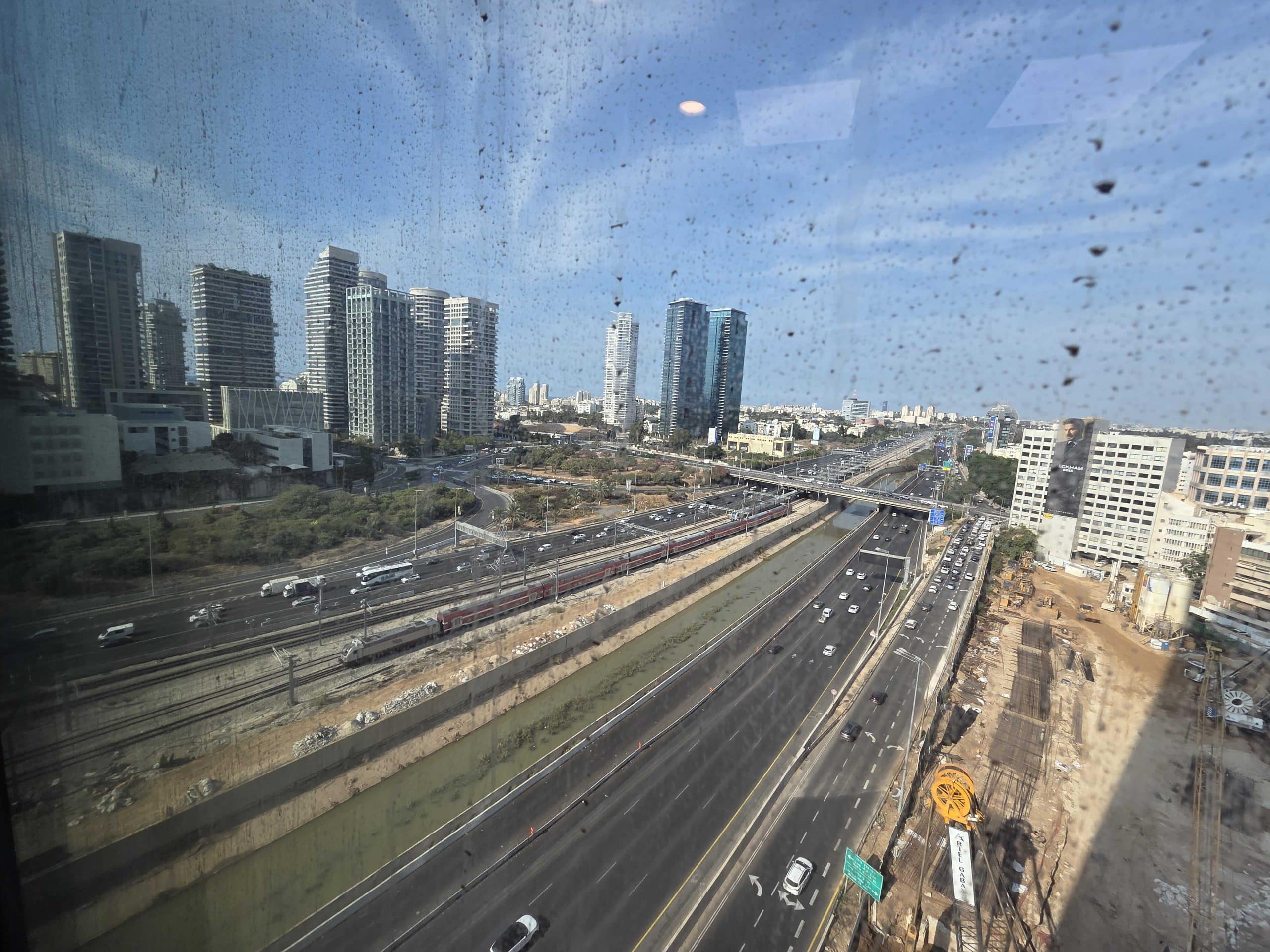 משרדים להשכרה במגדל-אייקון בבורסה ברמת גן 184 מ"ר משרדים להשכרה עם מרפסת